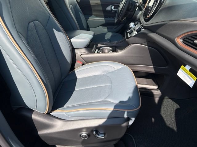 New 2027 Chrysler Pacifica Pinnacle w/ Theater Group FWD image 21