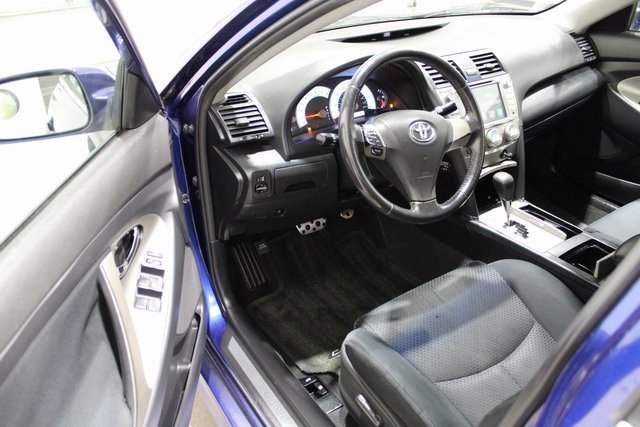 Used 2010 Toyota Camry SE image 2