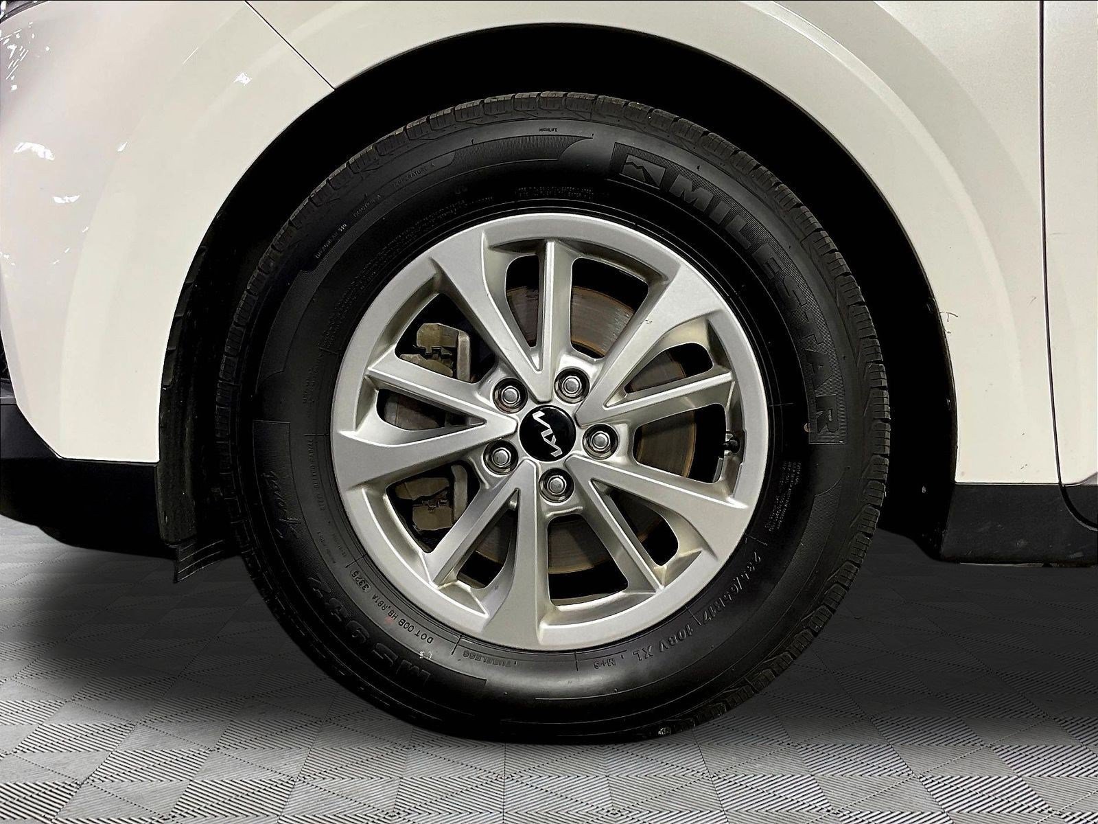 Used 2023 Kia Carnival LX FWD image 34