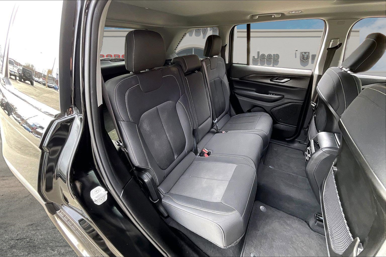 Certified 2023 Jeep Grand Cherokee Laredo image 25