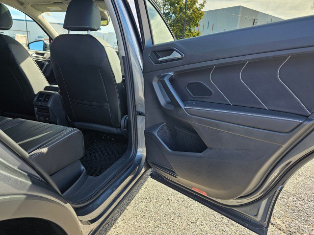Used 2024 Volkswagen Tiguan SE w/ Panoramic Sunroof Package AWD/4WD image 15