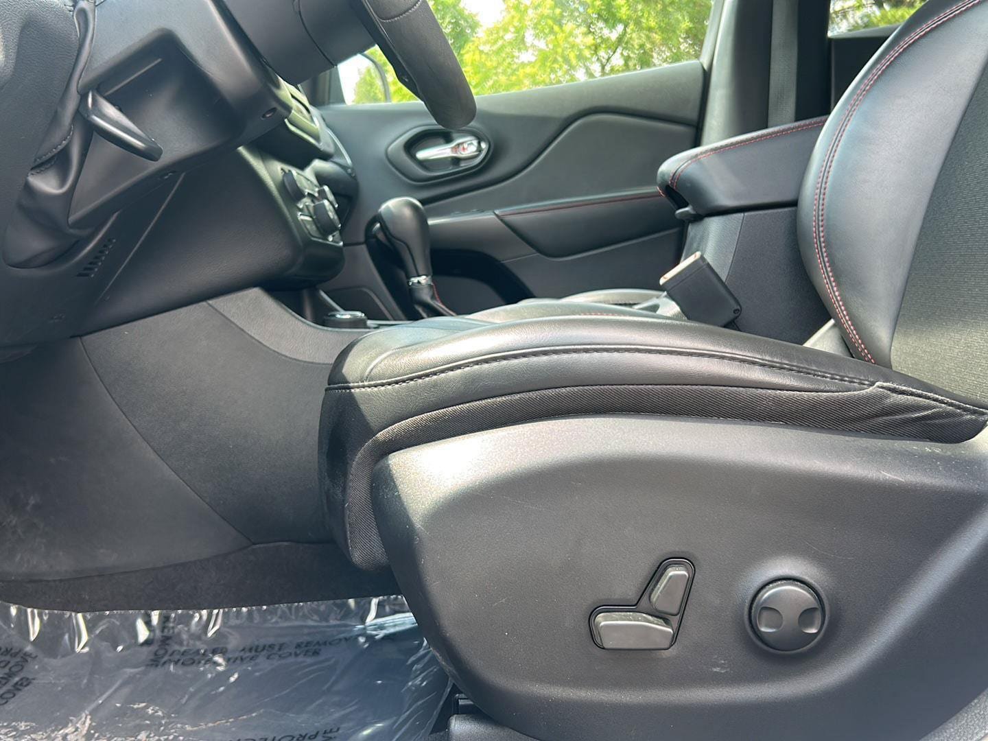Used 2022 Jeep Cherokee Trailhawk AWD/4WD image 16