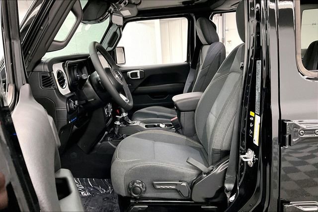 Used 2025 Jeep Wrangler Unlimited Sahara w/ Safety Group image 23