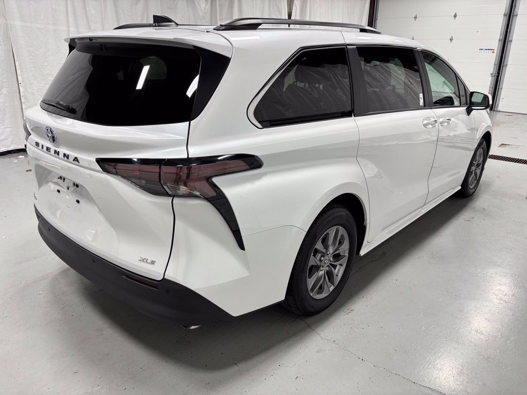 Used 2025 Toyota Sienna XLE AWD/4WD image 7