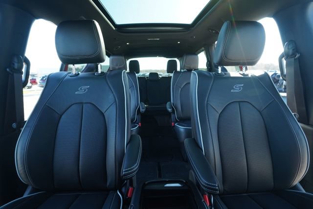 New 2026 Chrysler Pacifica Limited w/ Uconnect Theater Family Group image 35