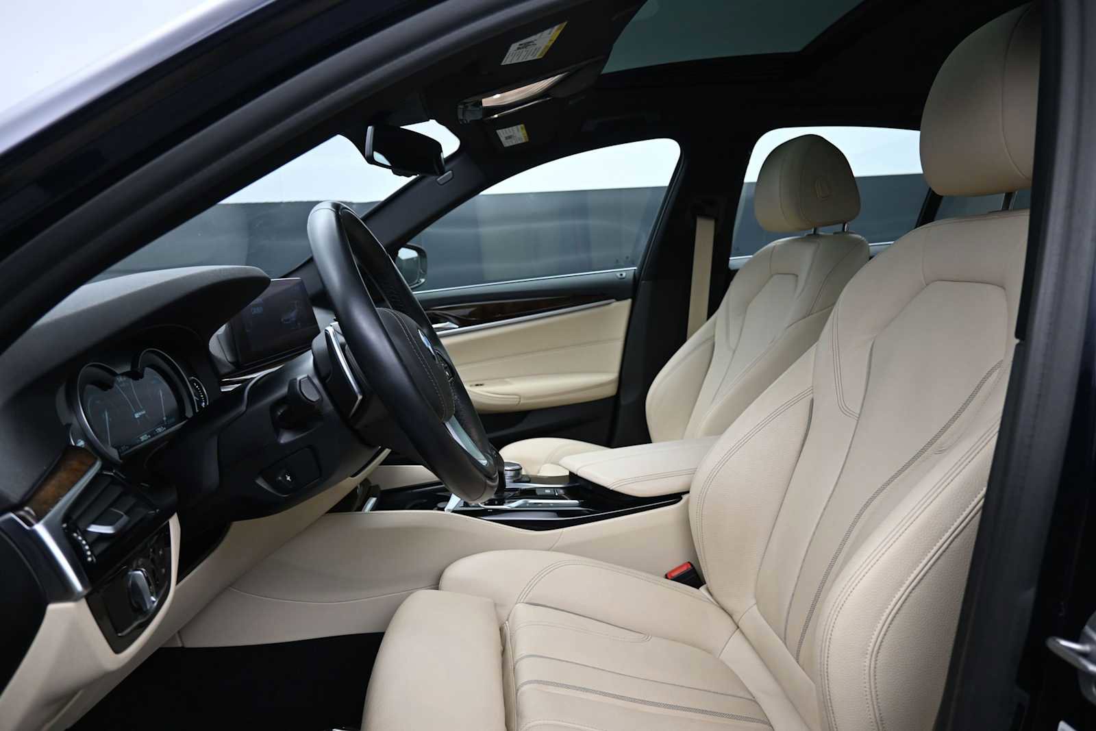 Used 2019 BMW 530e w/ Luxury Package RWD image 10