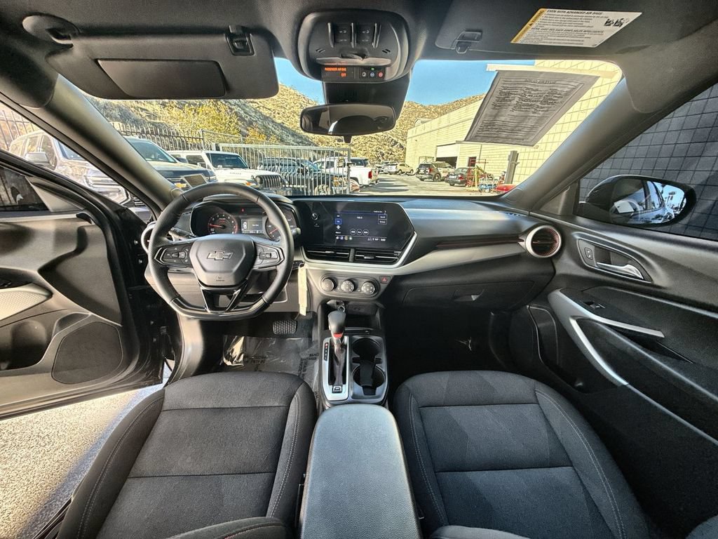 Used 2025 Chevrolet Trax RS w/ Sunroof Package FWD image 11