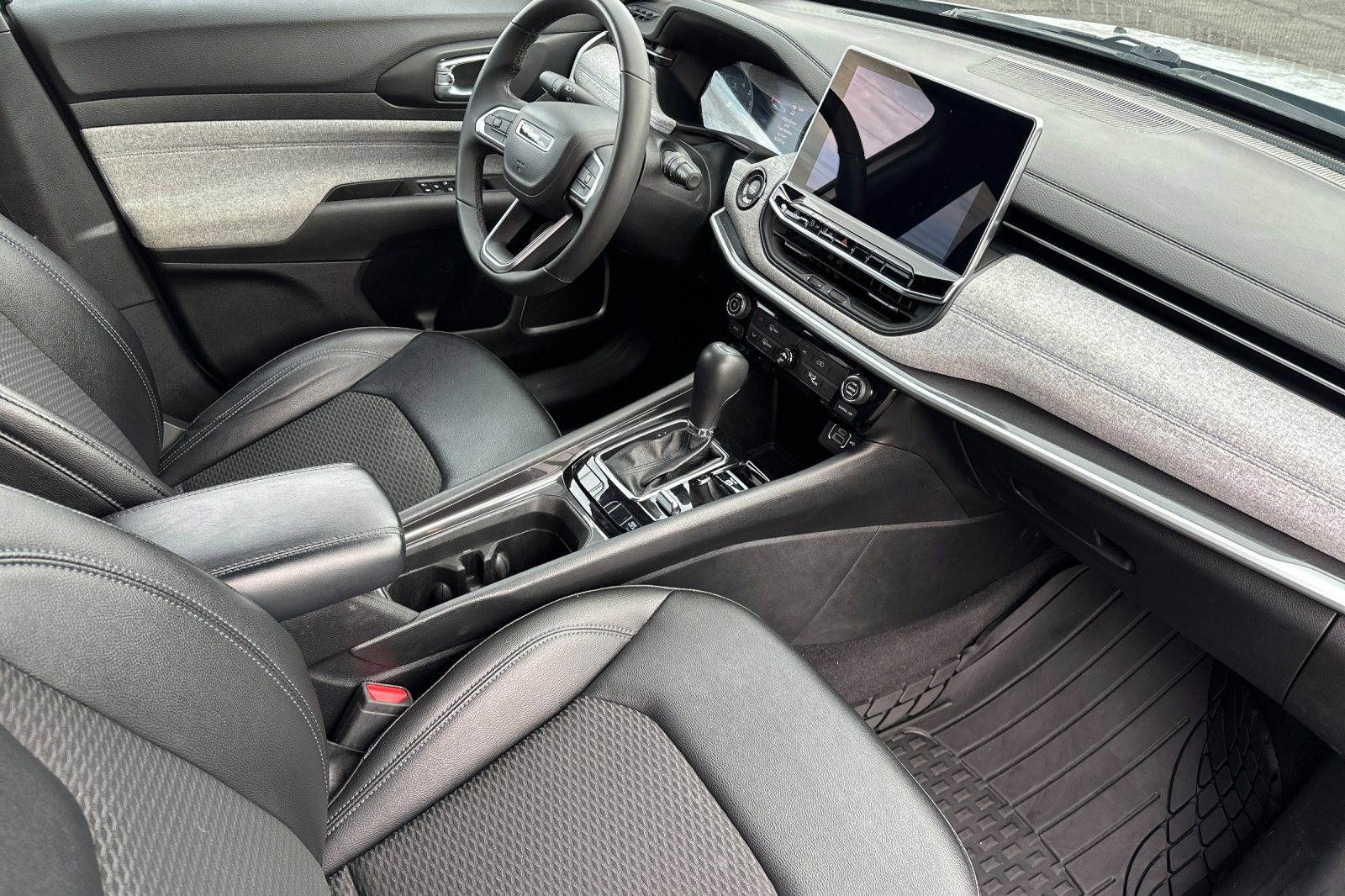 Used 2024 Jeep Compass Latitude image 18