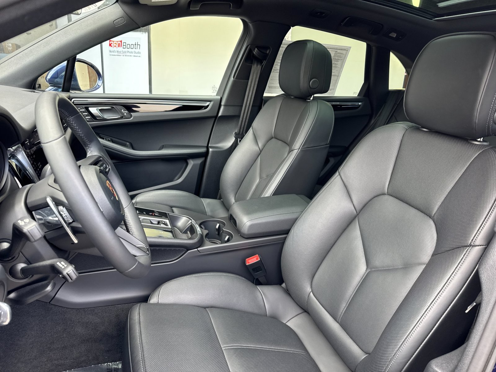 Certified 2026 Porsche Macan AWD/4WD image 5