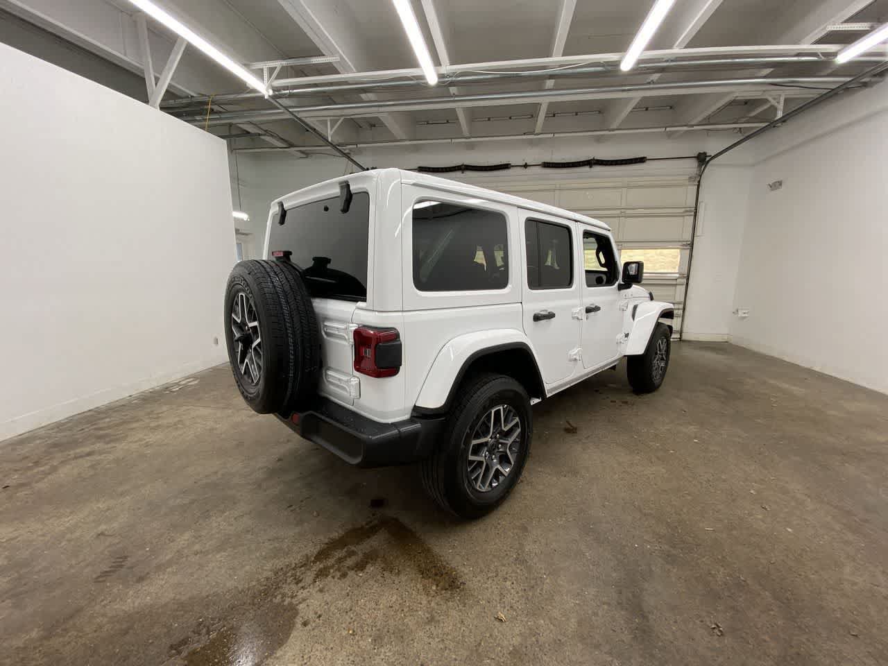 Used 2025 Jeep Wrangler Sahara image 6