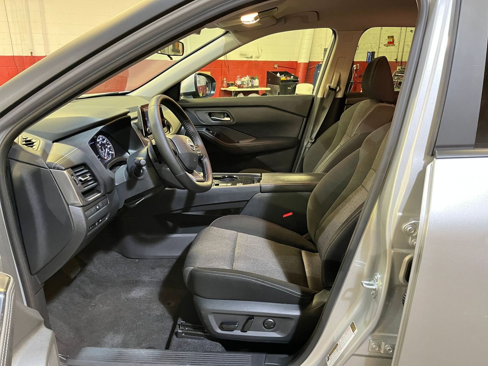 Used 2025 Nissan Rogue SV image 28