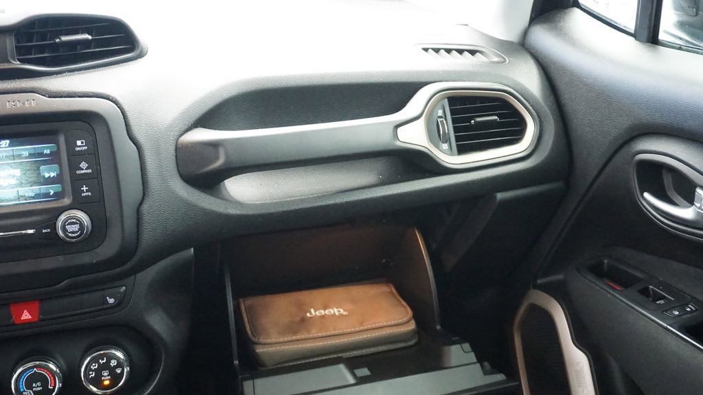 Used 2017 Jeep Renegade Latitude w/ Cold Weather Group image 26