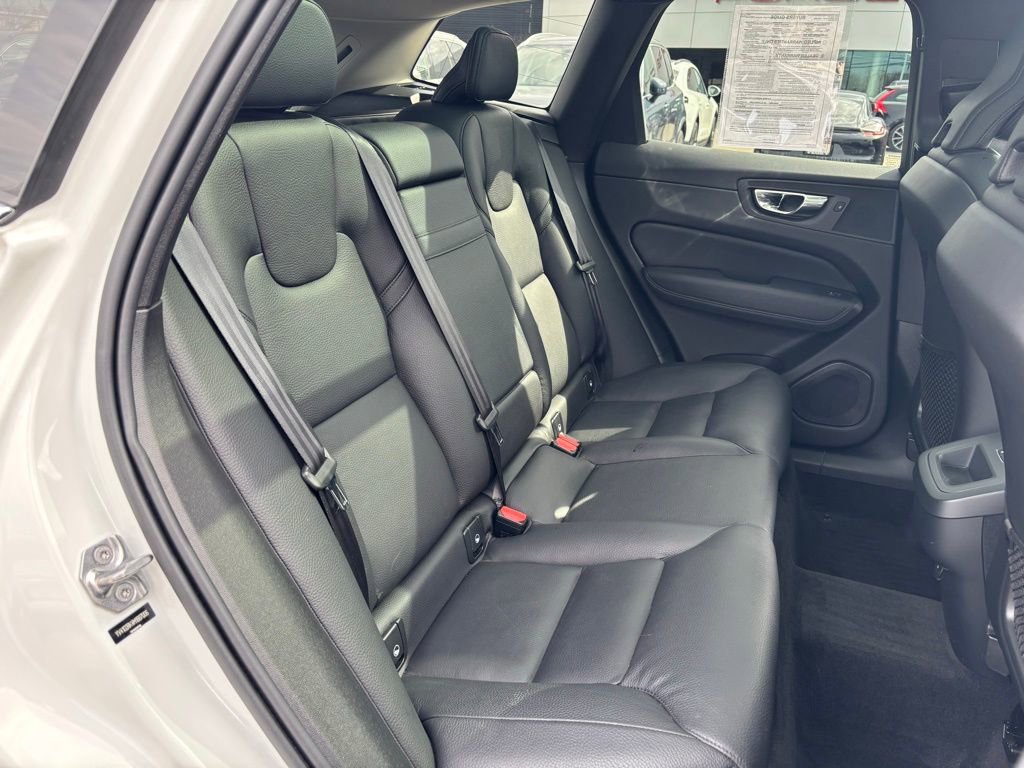 Used 2021 Volvo XC60 T5 Momentum w/ Premium Package image 24