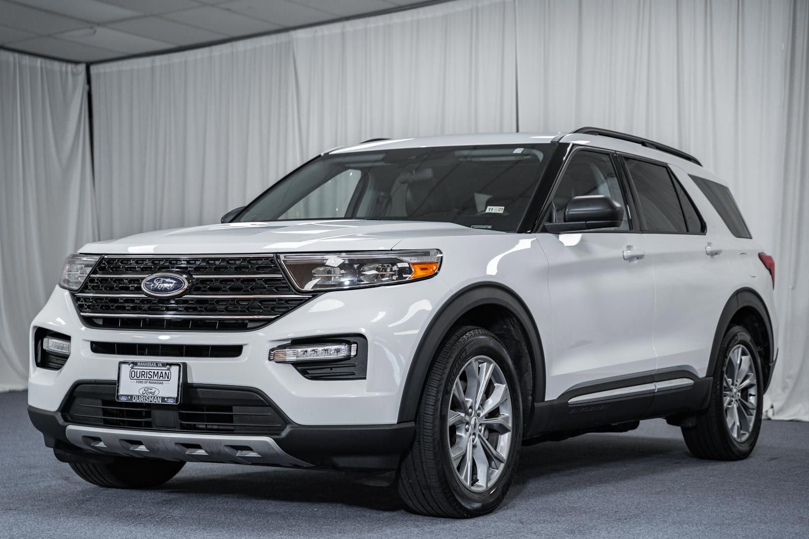 Used 2022 Ford Explorer XLT w/ Equipment Group 202A image 3