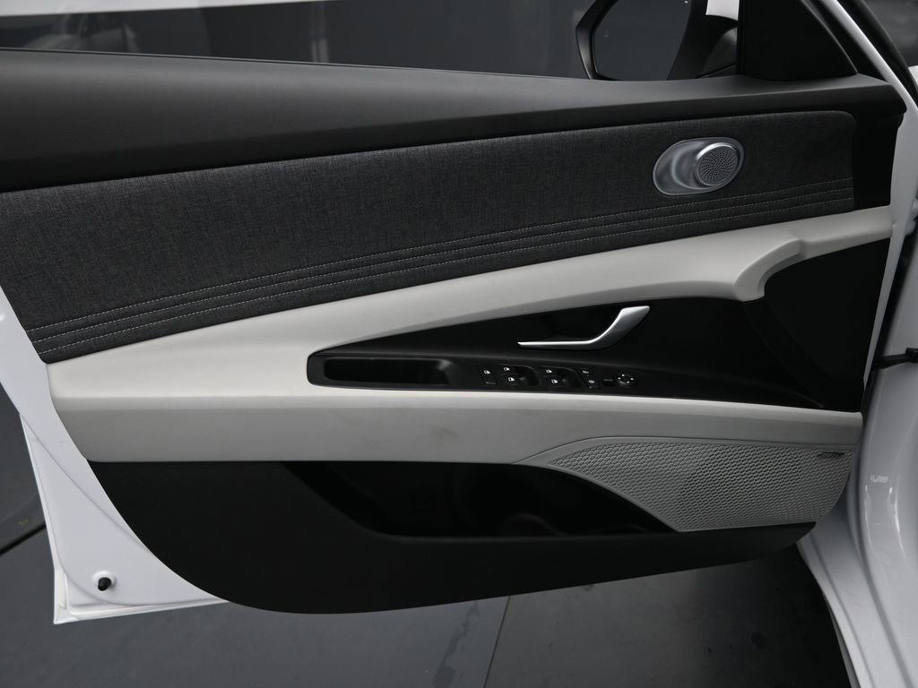 New 2025 Hyundai Elantra Limited image 27