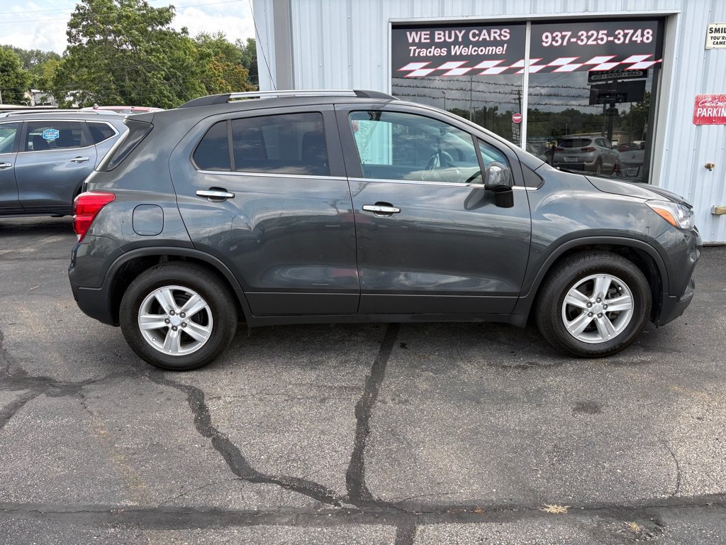 Used 2019 Chevrolet Trax LT w/ Sun & Sound Package FWD image 2
