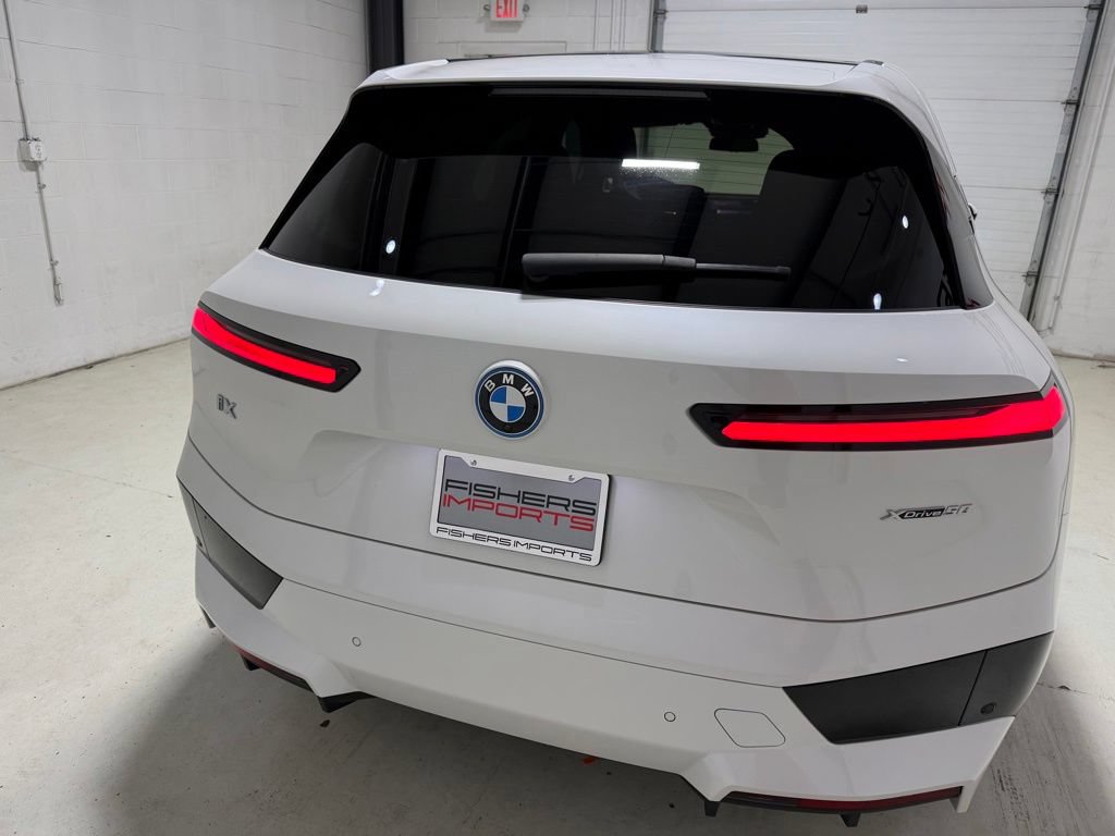 Used 2023 BMW iX xDrive50 w/ Sport Package AWD/4WD image 11