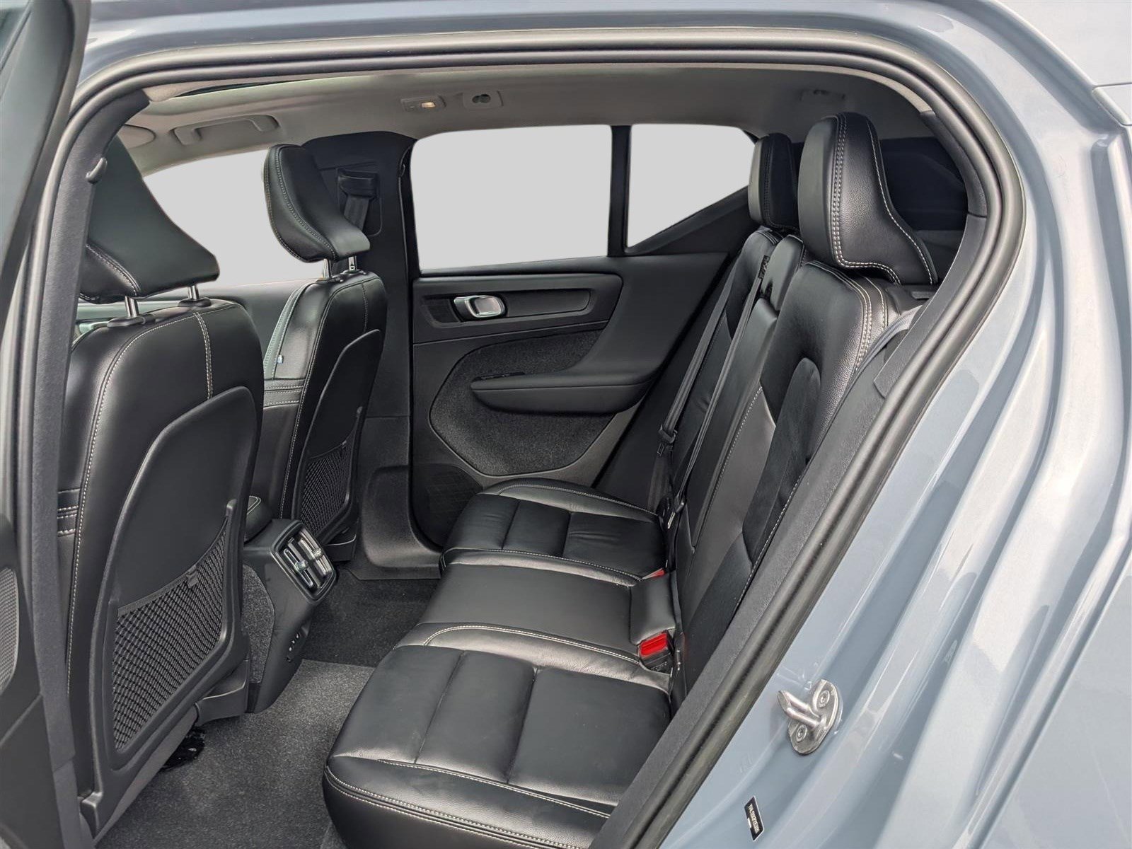 Used 2023 Volvo XC40 B5 Ultimate image 16