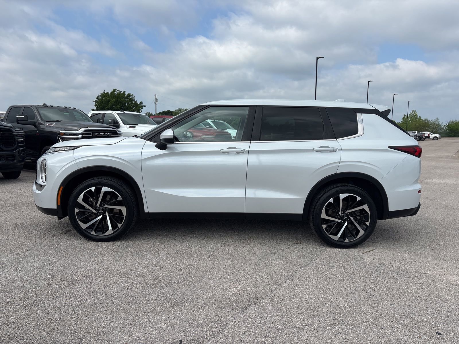 Used 2022 Mitsubishi Outlander ES AWD/4WD image 2