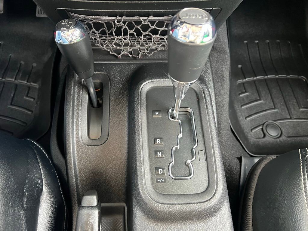 Used 2015 Jeep Wrangler Unlimited Sahara w/ Connectivity Group image 28