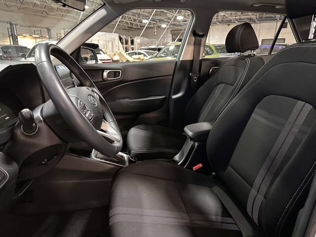 Used 2025 Hyundai Venue SEL FWD image 19
