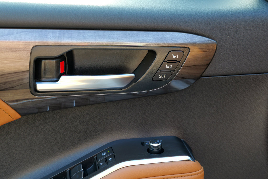 Used 2024 Toyota Highlander Platinum AWD/4WD image 17