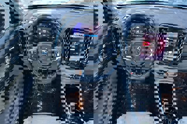 Used 2023 Volvo XC40 B4 Ultimate image 16