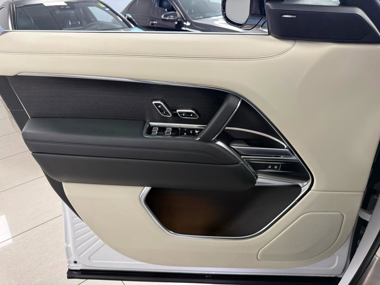 Used 2023 Land Rover Range Rover SE image 9