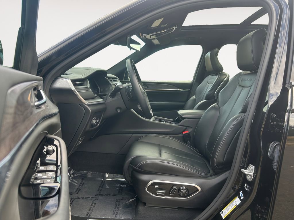 Used 2022 Jeep Grand Cherokee Overland w/ Adv Protech Group III image 15