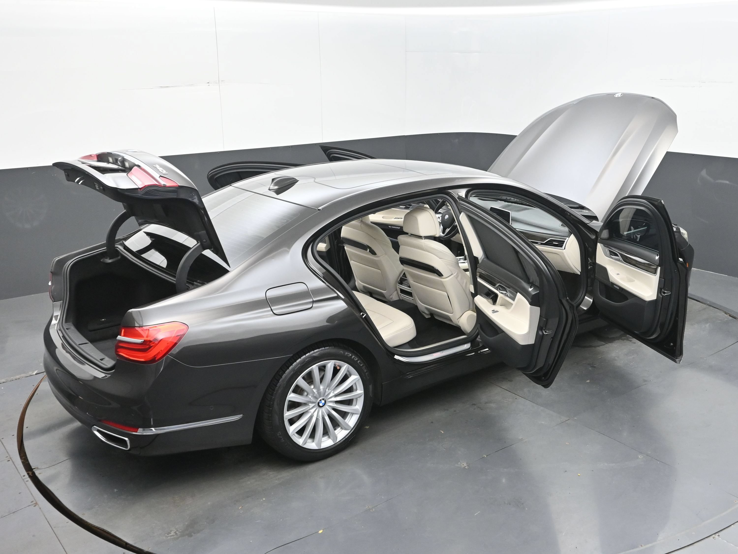 Used 2017 BMW 740i xDrive AWD/4WD image 44