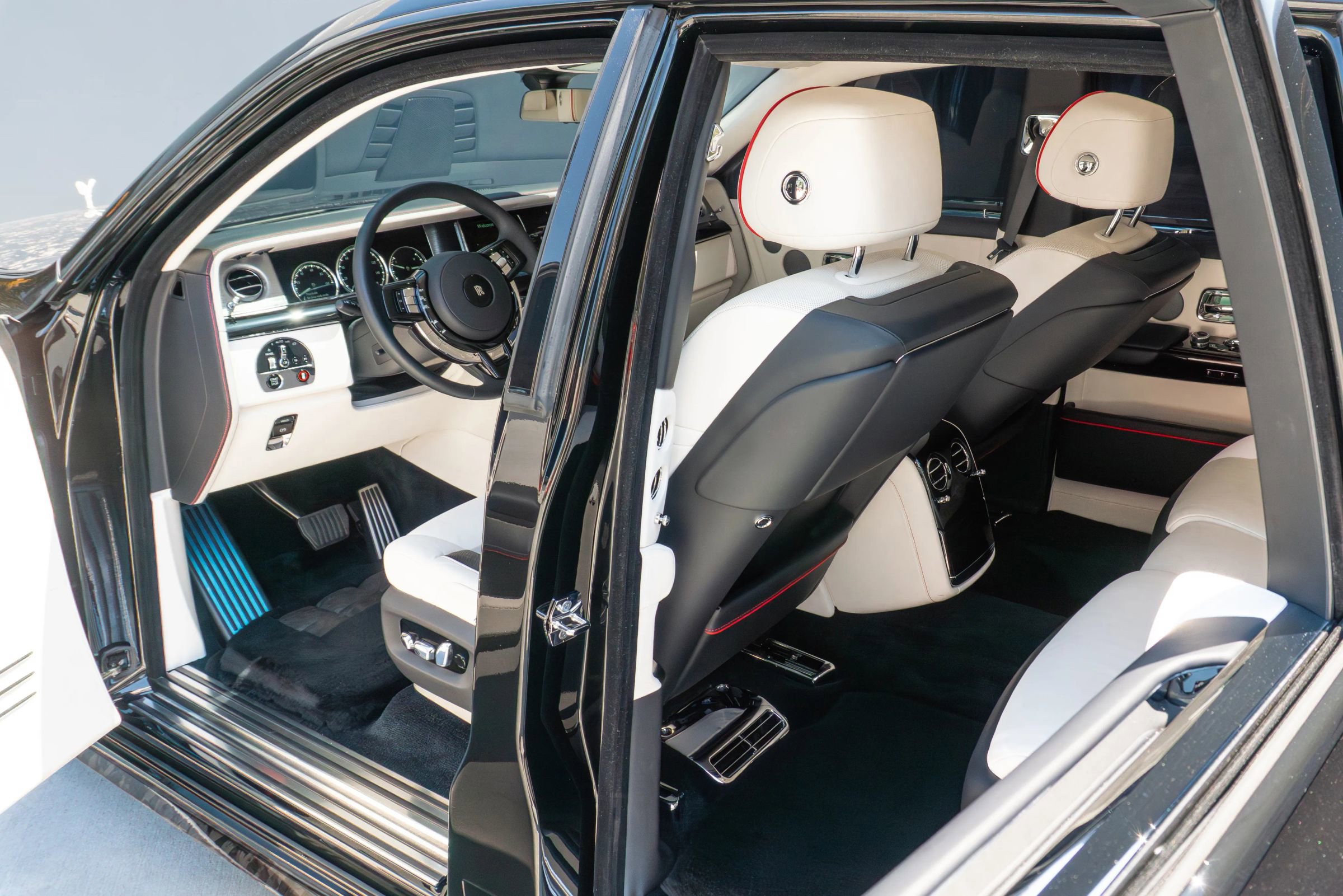 Used 2024 Rolls-Royce Phantom Sedan w/ The Phantom Package RWD image 90
