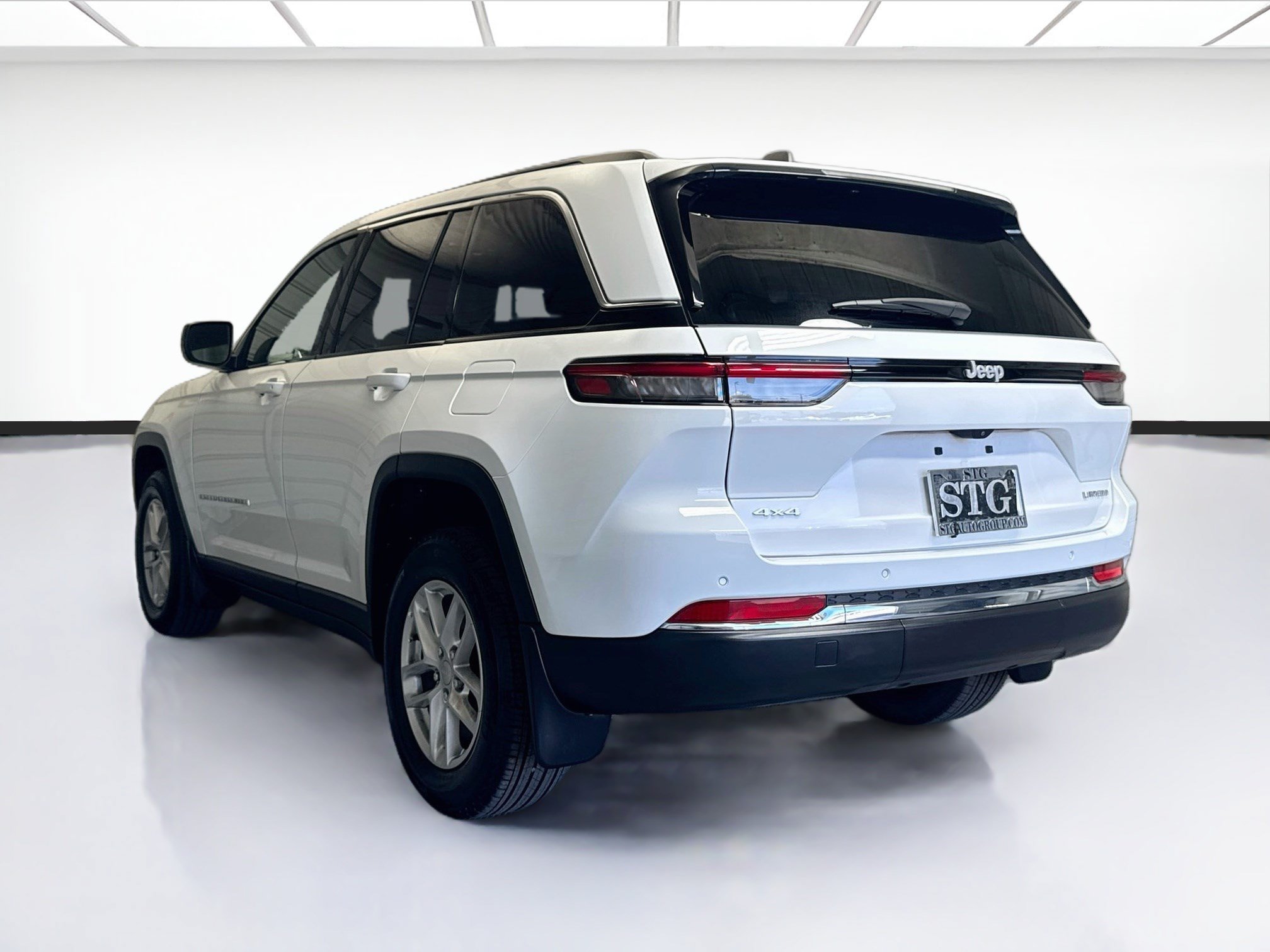 Used 2025 Jeep Grand Cherokee Laredo X AWD/4WD image 6