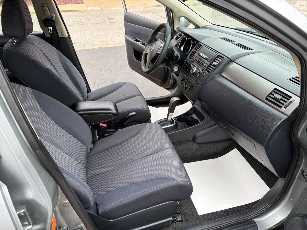 Used 2008 Nissan Versa Hatchback FWD image 24