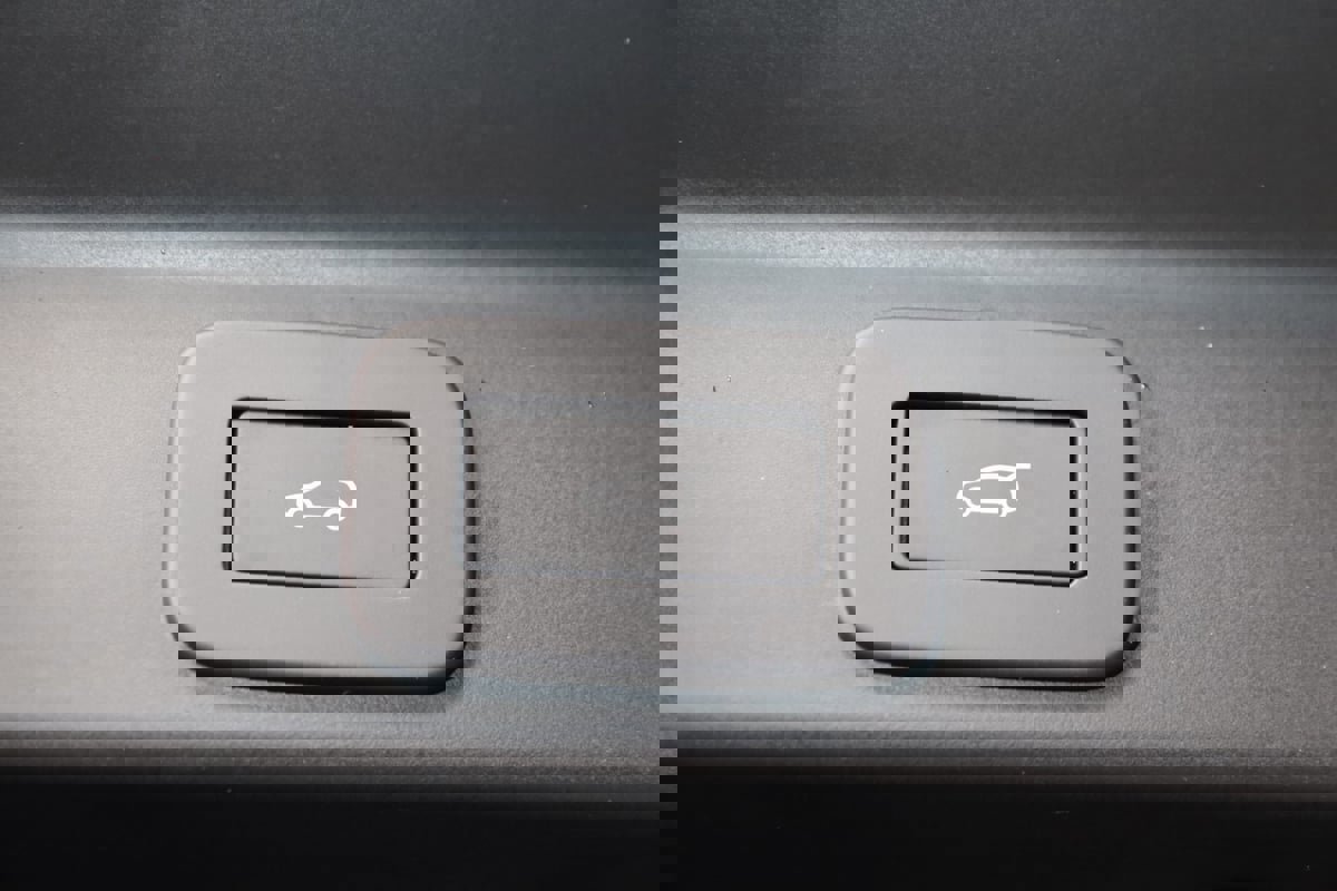 Used 2024 Jaguar F-PACE SVR image 97