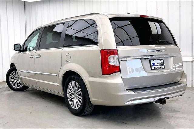 Used 2014 Chrysler Town & Country Touring-L w/ Trailer Tow Group FWD image 11