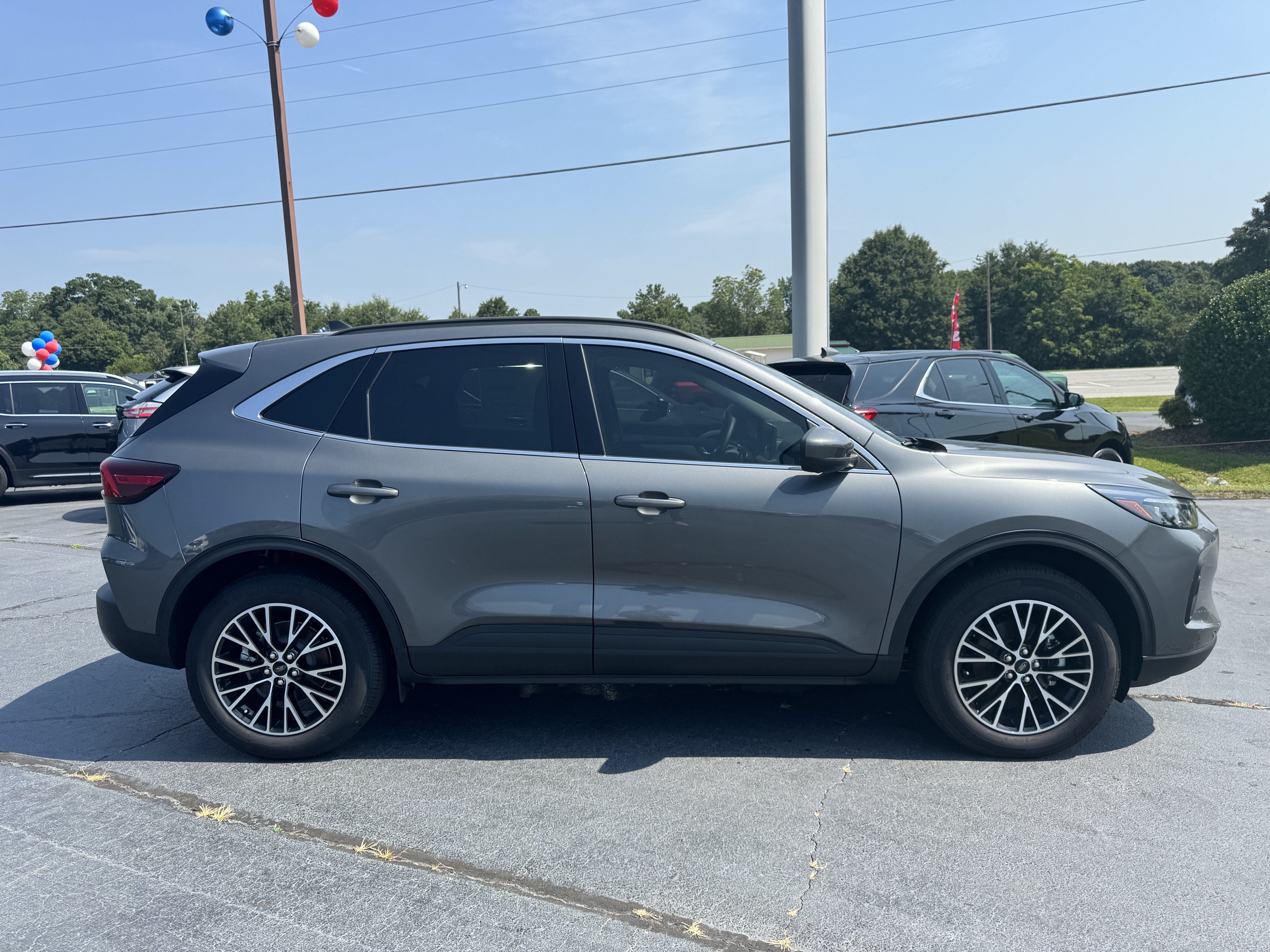 Used 2025 Ford Escape SE w/ PHEV Premium Package FWD image 6