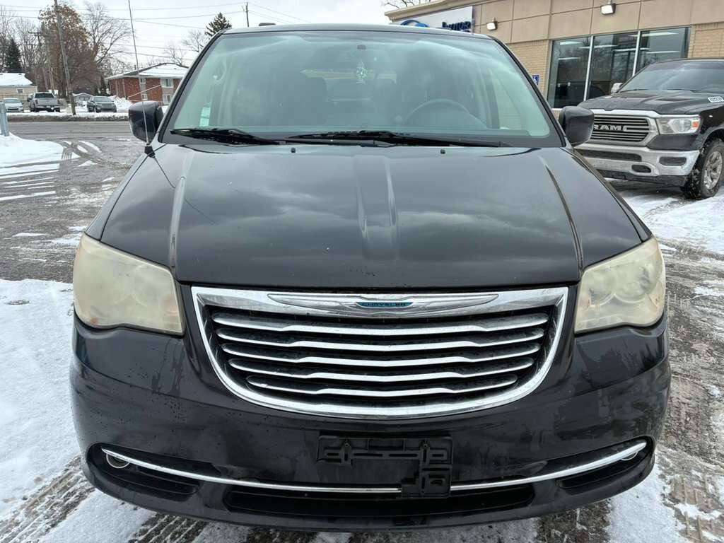 Used 2014 Chrysler Town & Country Touring image 2