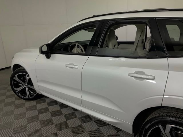 Used 2025 Volvo XC60 B5 Ultra w/ Protection Package Premier image 36