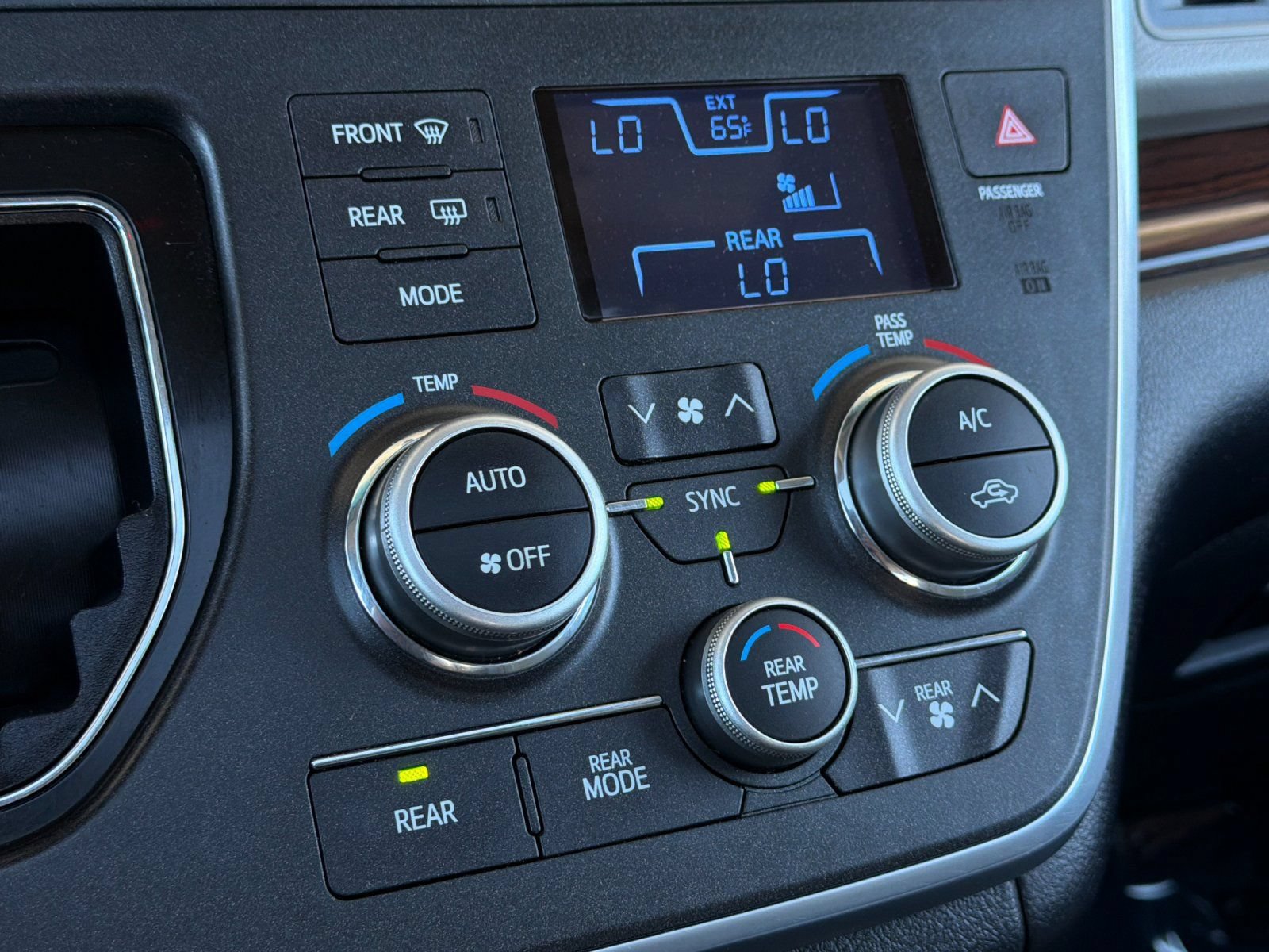 Used 2015 Toyota Sienna Limited Premium FWD image 21