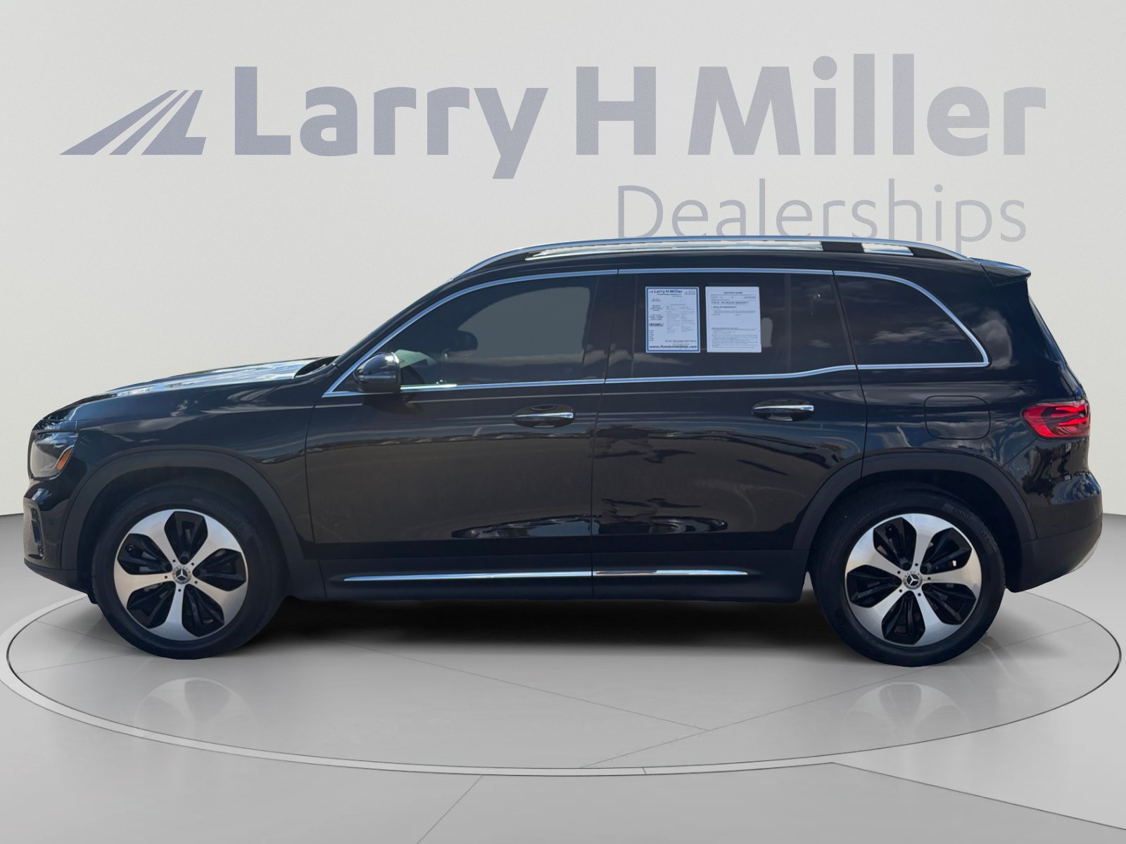 Used 2025 Mercedes-Benz GLB 250 4MATIC image 3