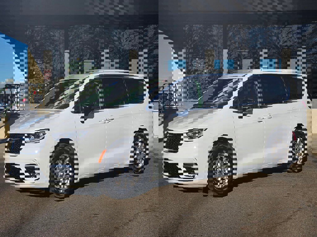 Used 2024 Chrysler Pacifica Touring-L image 1