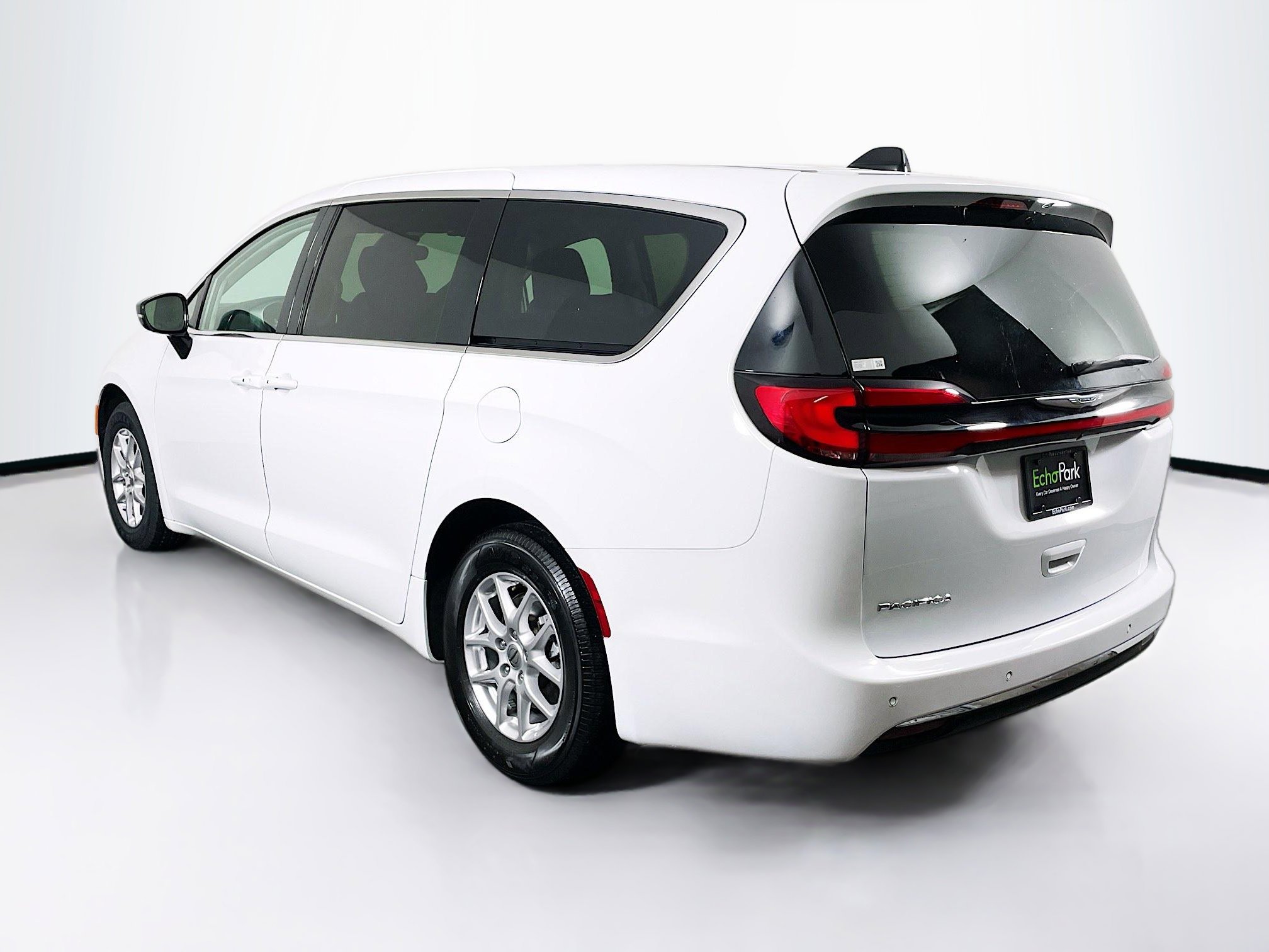 Used 2024 Chrysler Pacifica Touring-L image 5