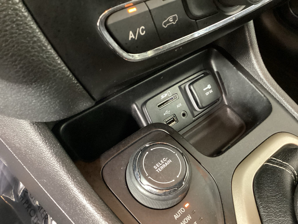 Used 2017 Jeep Cherokee Latitude AWD/4WD image 25