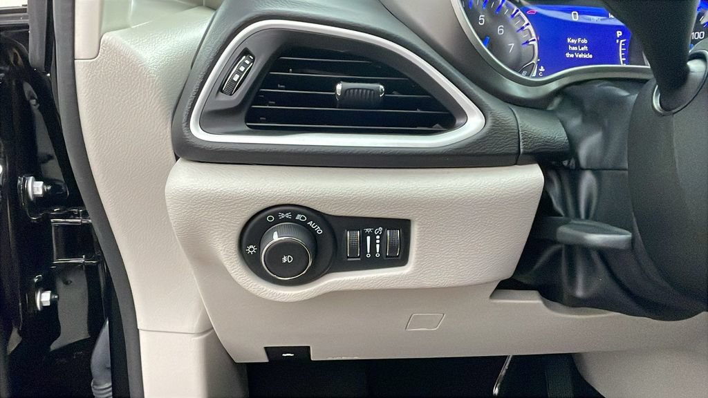 Used 2024 Chrysler Pacifica Touring-L FWD image 27