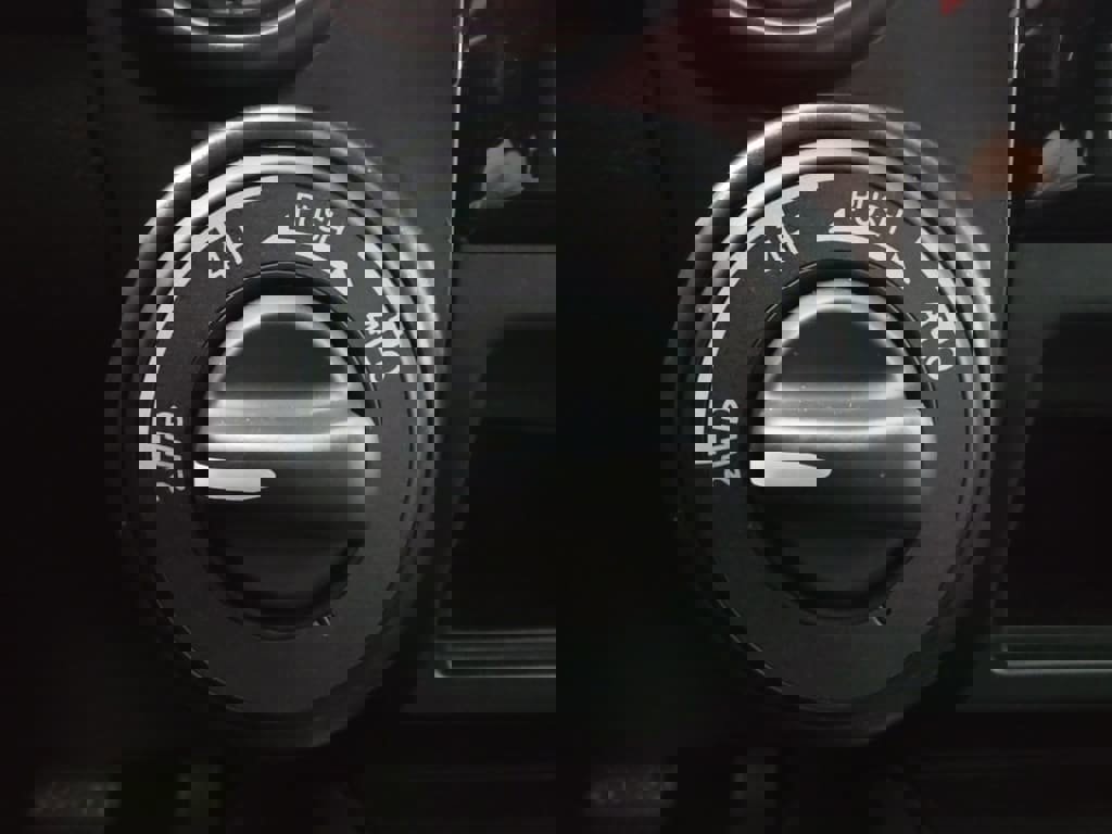 Used 2024 Nissan Titan SV w/ SV Bronze Edition Package image 28