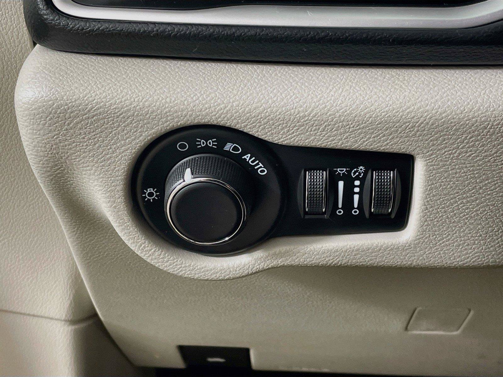 Used 2021 Chrysler Voyager LX FWD image 14