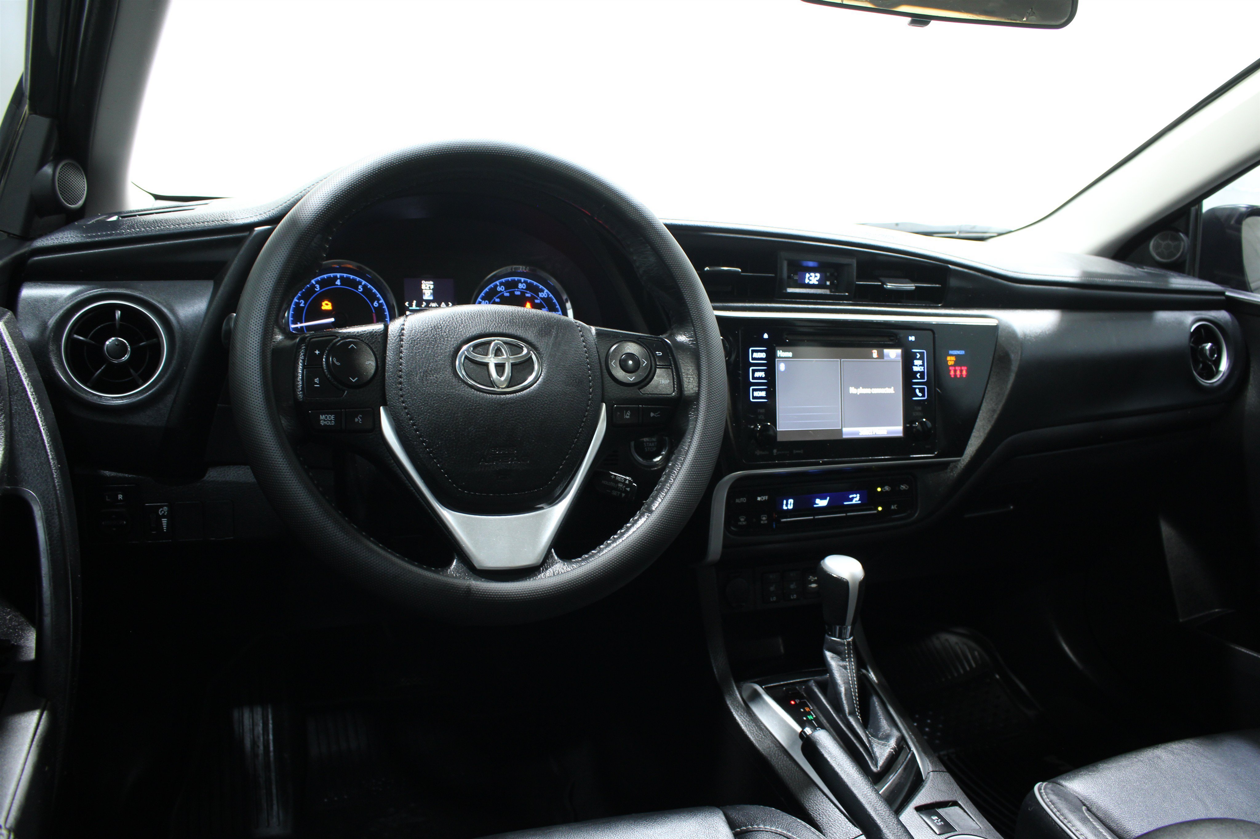 Used 2018 Toyota Corolla XLE FWD image 2