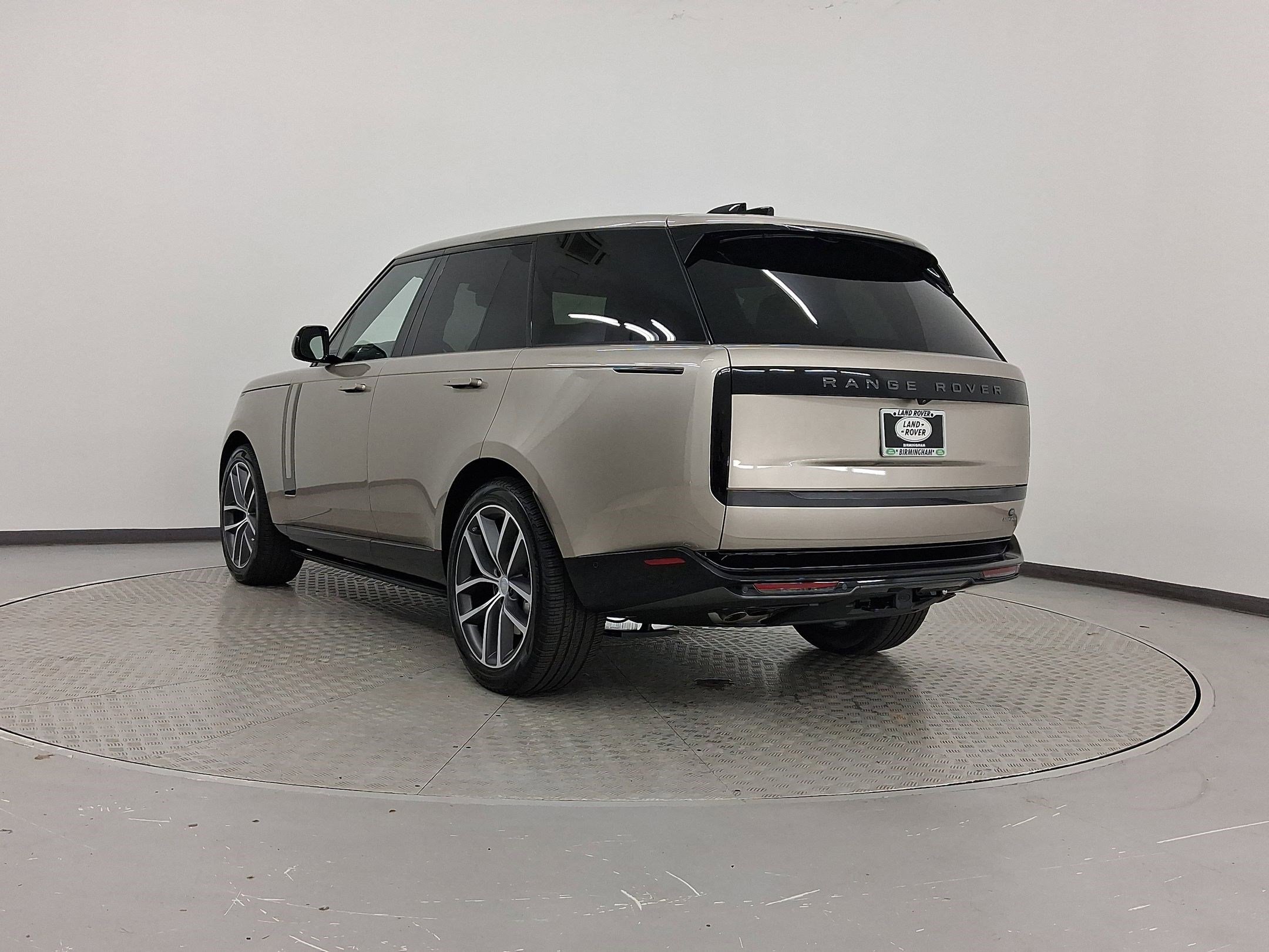 New 2025 Land Rover Range Rover SE image 3