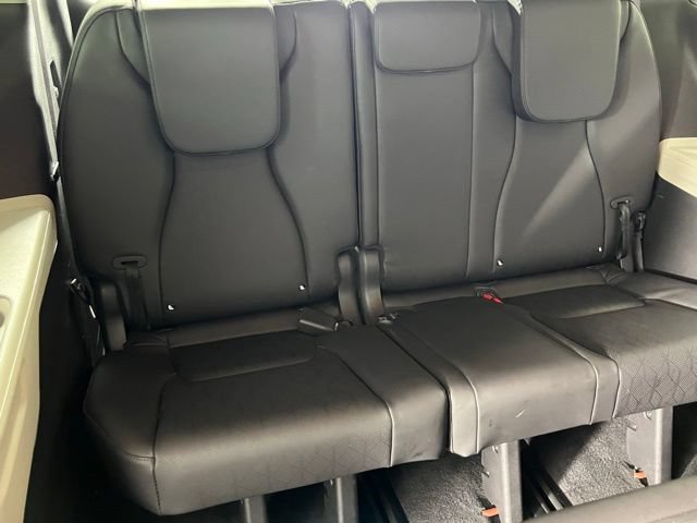 Used 2024 Kia Carnival EX FWD image 30
