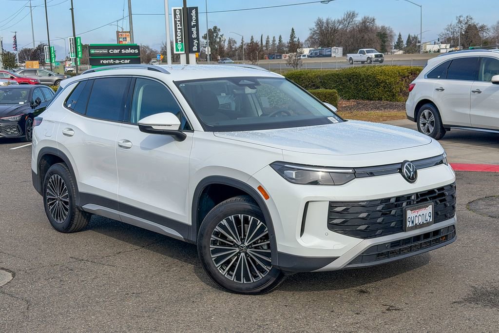 Certified 2025 Volkswagen Tiguan S w/ 18" Wheel Package image 2